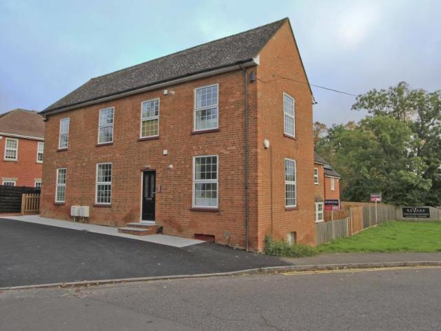 Apartment for rent in Northwood, Greater London