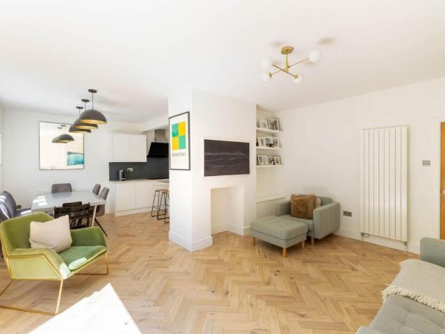 House for rent in Queen's Park, Greater London