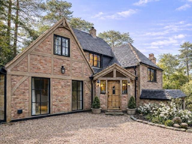 House for rent in Heol-las, Surrey