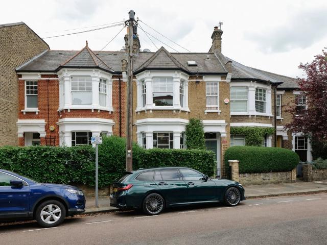 House for rent in Brondesbury, Greater London