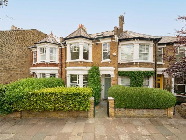 Apartment for rent in Brondesbury, Greater London