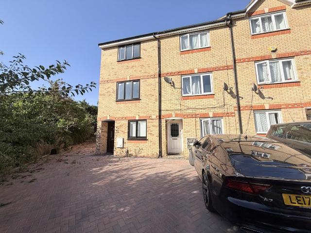 Studio for rent in Farley Hill, Luton