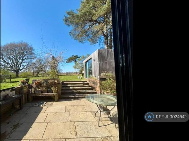 House for rent in Heol-las, Surrey