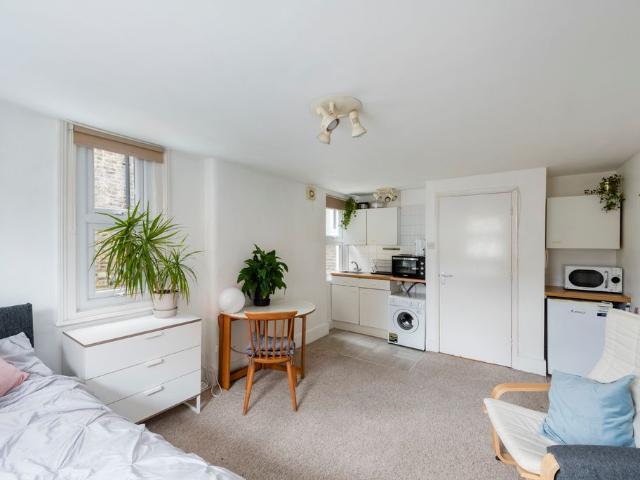 Studio for rent in Queen's Park, Greater London