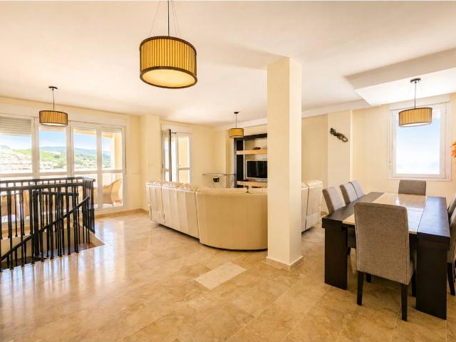 Dúplex en venta en Castillo de la Duquesa, Costa del Sol Occidental