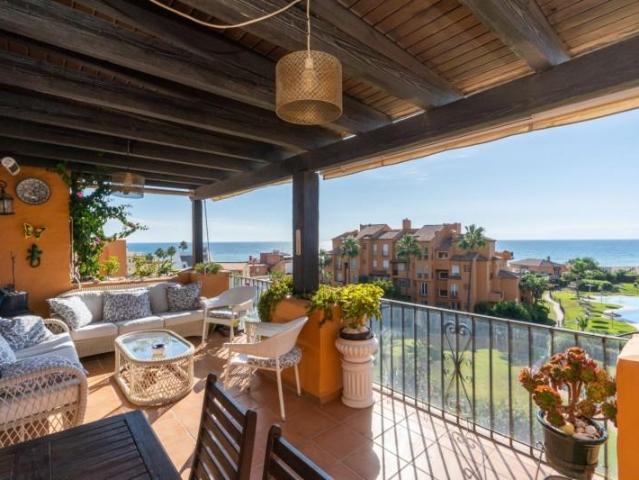 Dúplex en venta en Castillo de la Duquesa, Costa del Sol Occidental