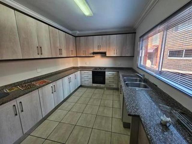Townhouse for rent in Seaview, Kwazulu-natal