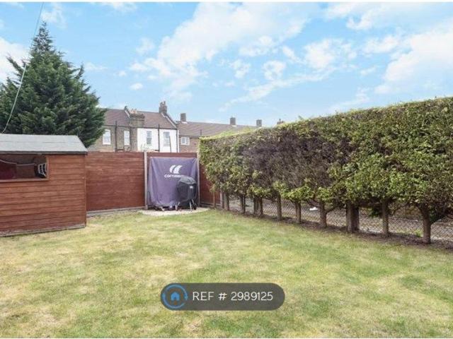 House for rent in The Apostles, Greater London