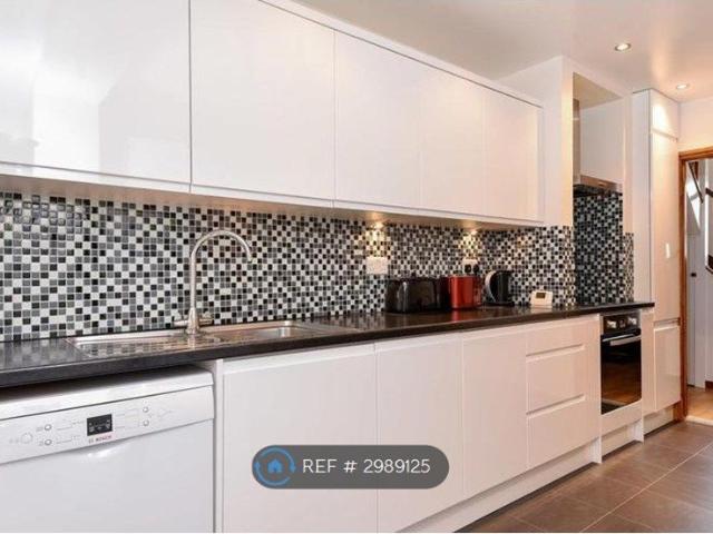 House for rent in London Borough of Merton, Raynes Park