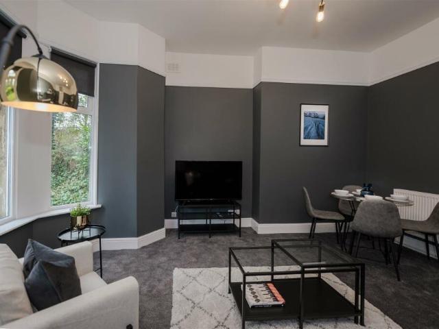 Apartment for rent in London Borough of Merton, Raynes Park
