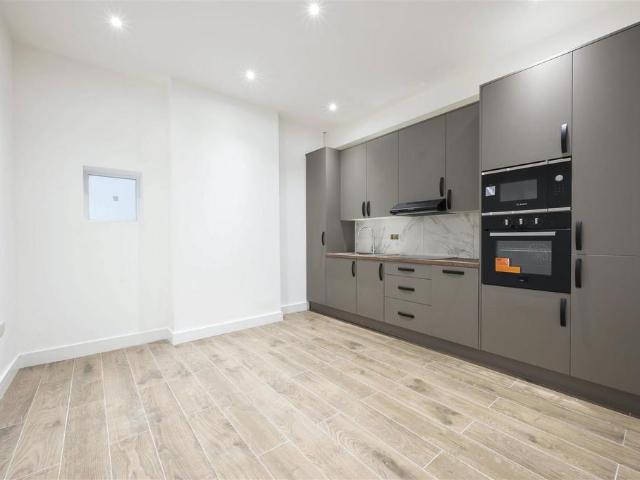 Apartment for rent in London Borough of Merton, Raynes Park