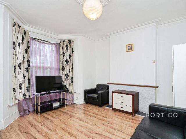 Apartment for rent in Manor Park, Greater London
