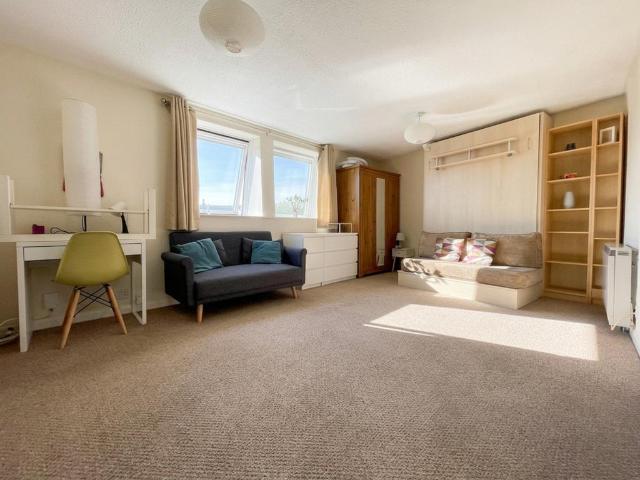 House for rent in London Borough of Merton, Raynes Park
