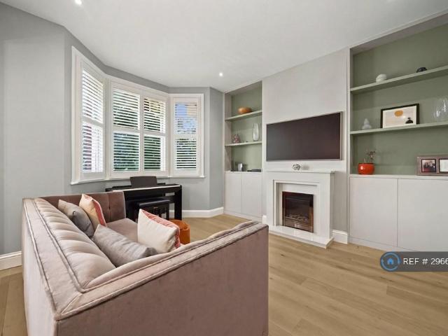 Apartment for rent in London Borough of Merton, Raynes Park