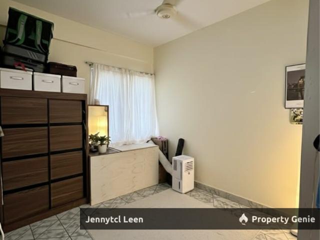 Flat for sale in Malaka