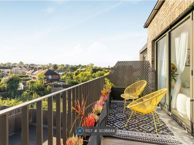 Apartment for rent in London Borough of Merton, Collier's Wood