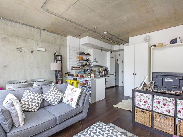 Apartment for rent in London Borough of Merton, Collier's Wood