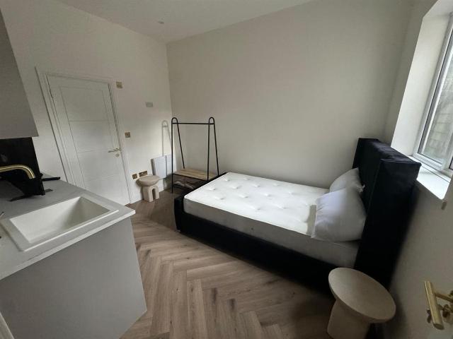 Studio for rent in London Borough of Richmond upon Thames, Greater London