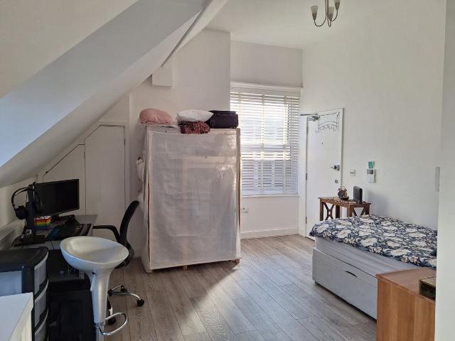 Studio for rent in Brunswick
