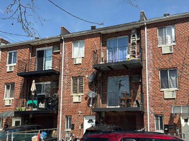 House for sale in The Bronx, Arverne