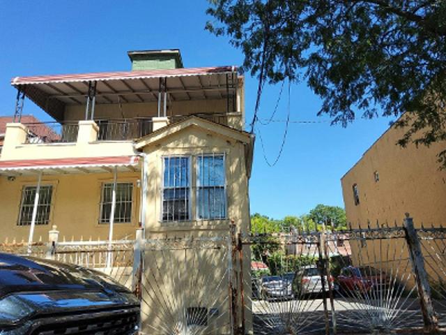 House for sale in The Bronx, Arverne