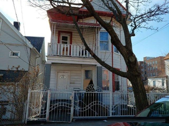 House for sale in The Bronx, Arverne