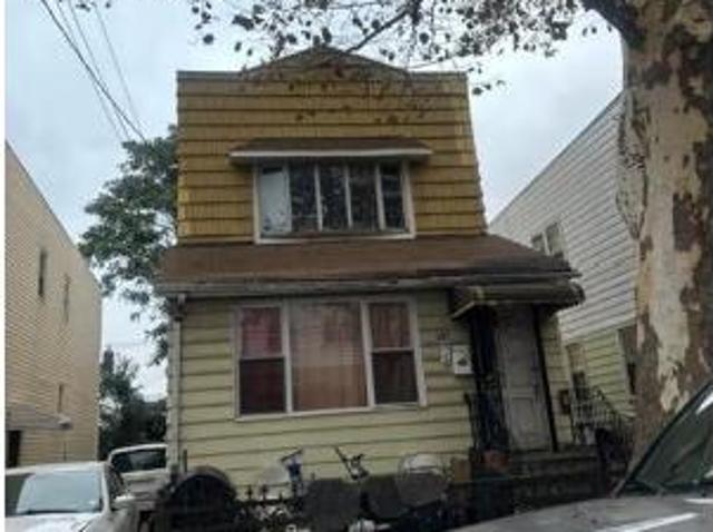 Townhouse for sale in Arverne, New York
