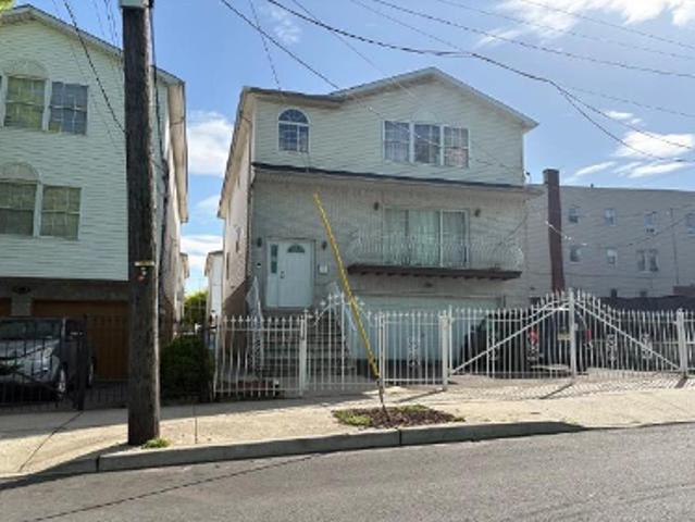 Townhouse for sale in Newark, Essex County
