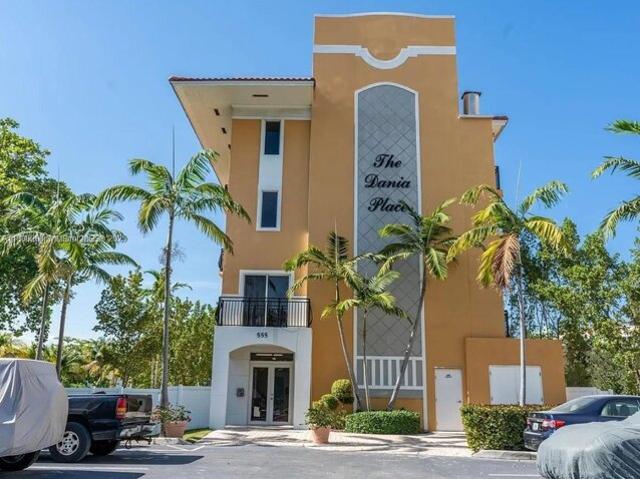 Condo for sale in Dania