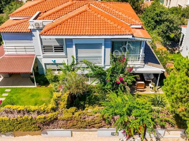 Alaçatı Mahallesi, Çeşme içerisinde satılık Villa
