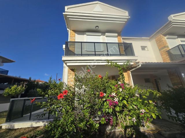 Cumhuriyet Mahallesi, Çeşme içerisinde satılık Villa