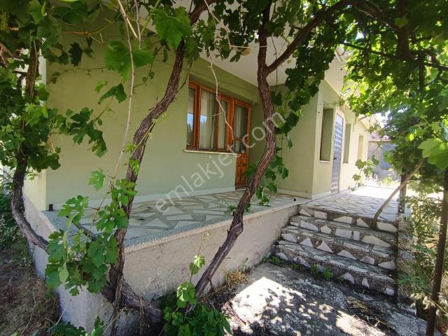 Eşme içerisinde satılık Köy evi