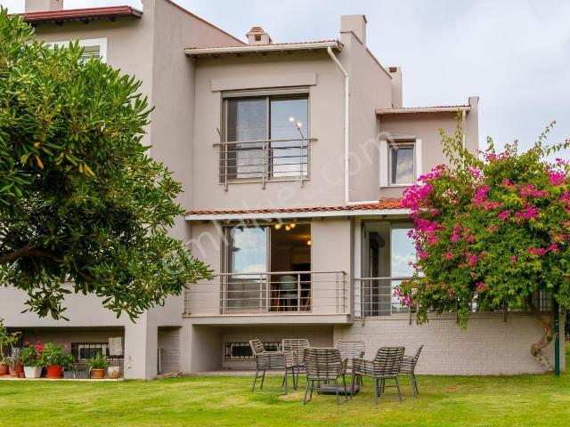 İsmet İnönü Mahallesi, Çeşme içerisinde satılık Villa