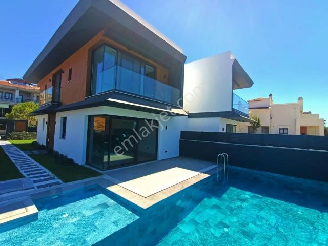 Çiftlik Mahallesi, Çeşme içerisinde satılık Villa