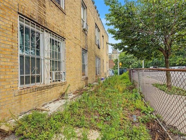 House for sale in The Bronx, Arverne