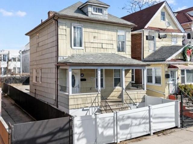 House for sale in The Bronx, Arverne