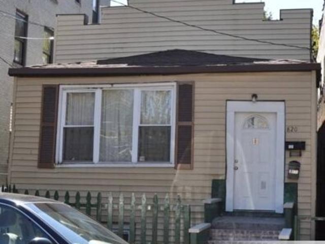 House for sale in The Bronx, Arverne