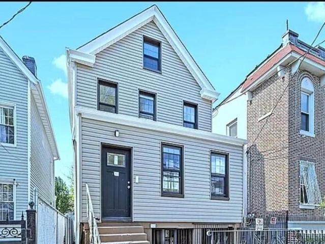 House for sale in The Bronx, Arverne