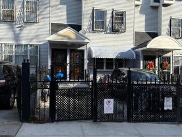 House for sale in The Bronx, Arverne