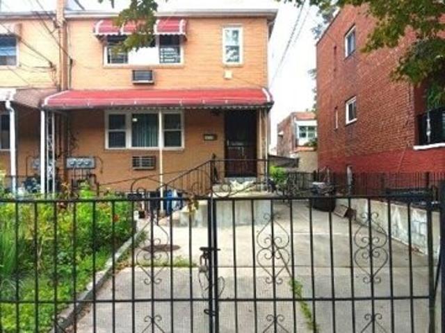 House for sale in The Bronx, Arverne