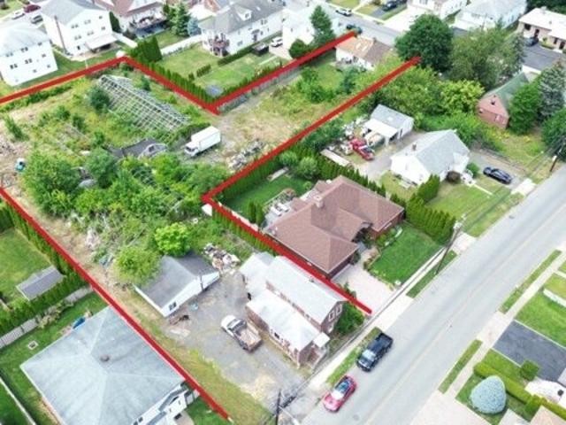 House for sale in Elmwood Park, New Jersey