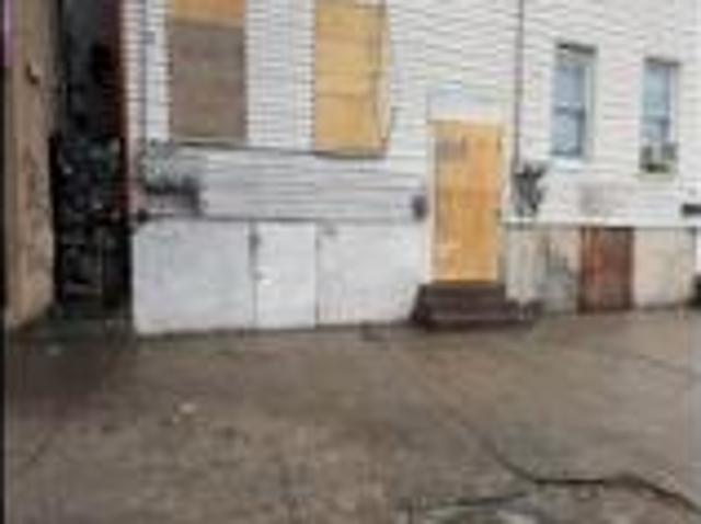 House for sale in The Bronx, Arverne