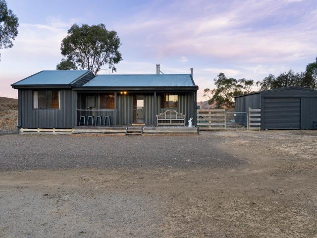 Cottage for sale in Bonnie Doon, Victoria