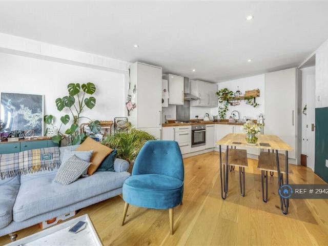 Apartment for rent in Furzedown, Greater London