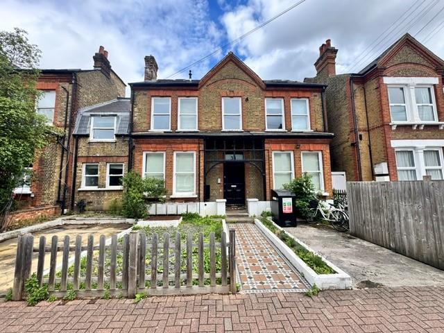 Apartment for rent in Furzedown, Greater London