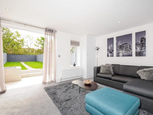 Apartment for rent in Furzedown, Greater London