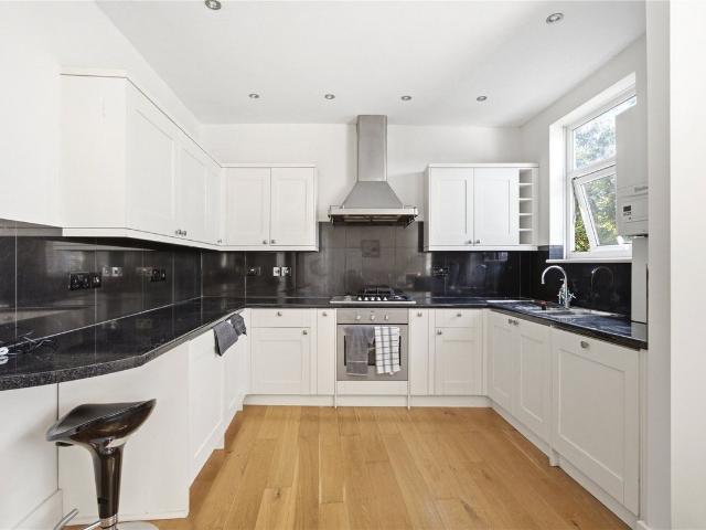 Apartment for rent in Furzedown, Greater London