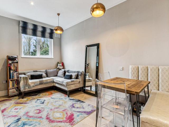 House for rent in Earlsfield, Greater London
