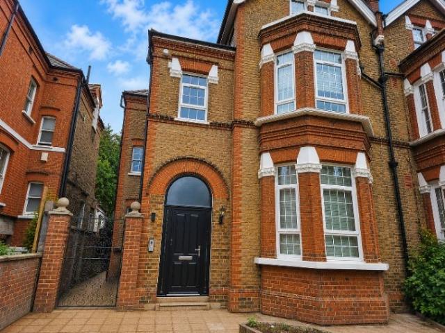 House for rent in Earlsfield, Greater London