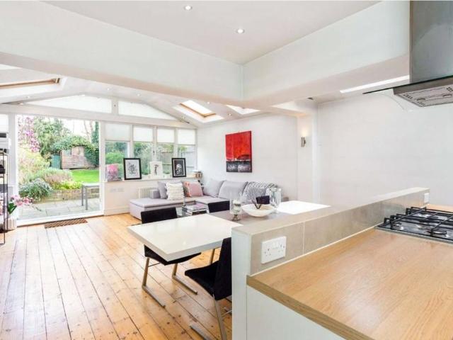 House for rent in Earlsfield, Greater London